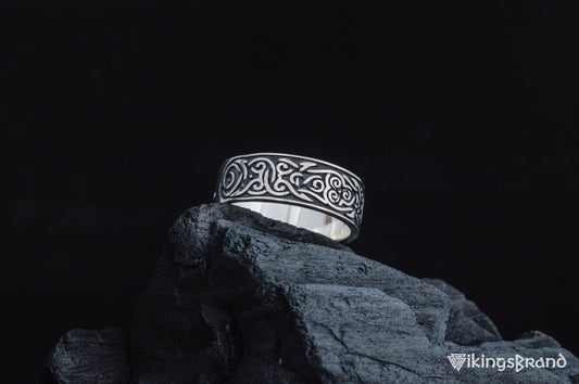 Slim Norse knotwork band ring in 925 sterling silver – view 2
