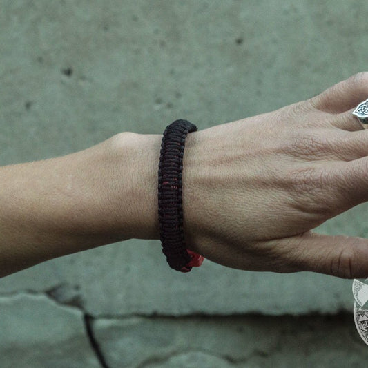 viking survival paracord bracelet in black and red – view 2