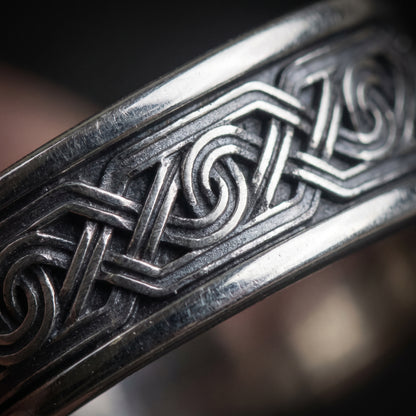 Macro of the interlaced Norse knot chain on the silver band