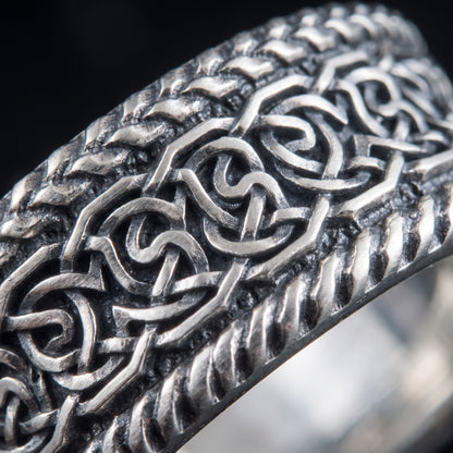 Macro of the interlaced Norse knotwork and twisted rope rails on the silver band