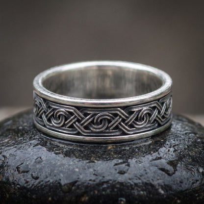 Handmade 925 silver Viking ring seen front on, interlaced knot chain between polished rails
