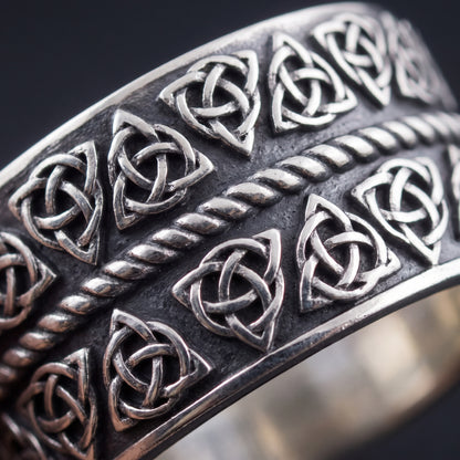 Macro of the two rows of triquetra knots and the twisted rope between them
