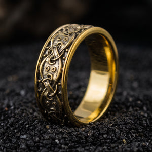 Wikinger-Ehering aus massivem Gold mit nordischem Knotenmuster und erhabenen Buckeln