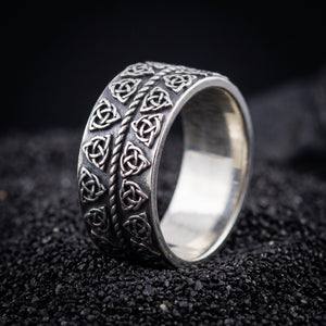 Wikingerring aus Sterlingsilber mit zwei Reihen Triquetra-Knoten und einer gedrehten Kordel