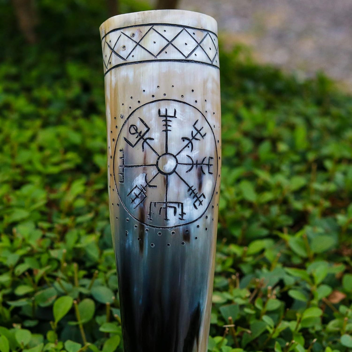 Front view of the Vegvisir engraving on the cream drinking horn