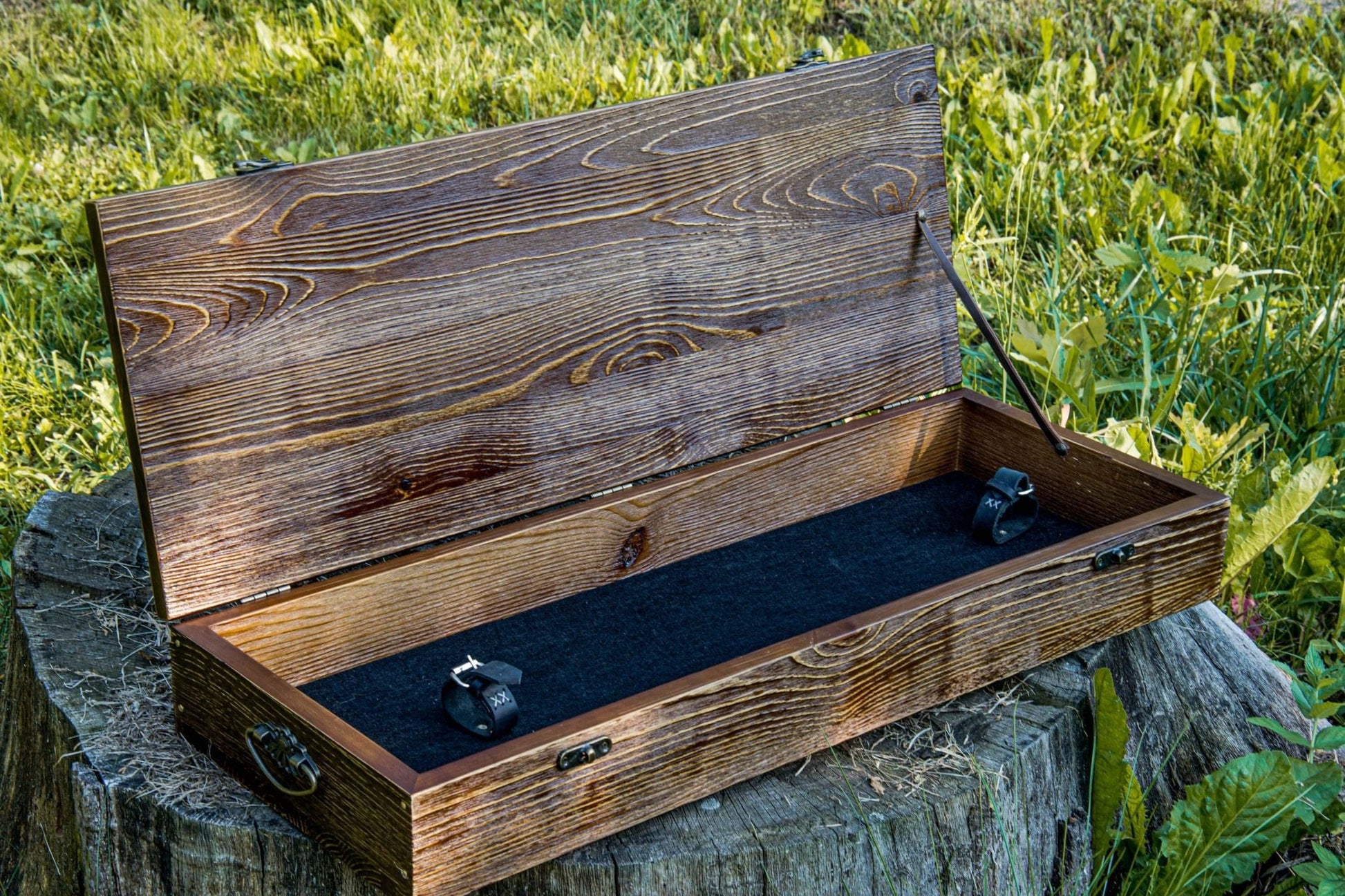 ancientsmithy axe Hand forged Viking axe with carved handle "Grusom bjørn" and wooden box