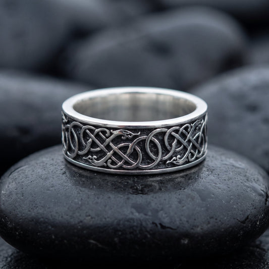 Norse ring seen from the front, the full run of Urnes interlace across the band