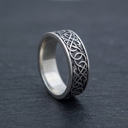 Norse wedding band from the side, interlace wrapping around the polished band