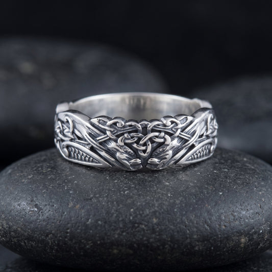 Norse wedding band seen from the front, showing the full Urnes interlace across the width