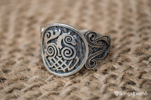 Sleipnir ring on a lattice patterned band, 925 silver