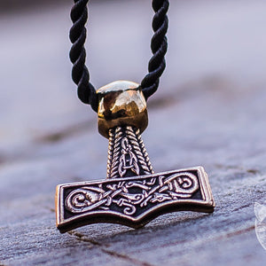Thors-Hammer-Anhänger mit Ornament aus Bronze