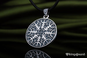 Ovaler Anhänger mit Schreckenshelm aus 925er Sterlingsilber